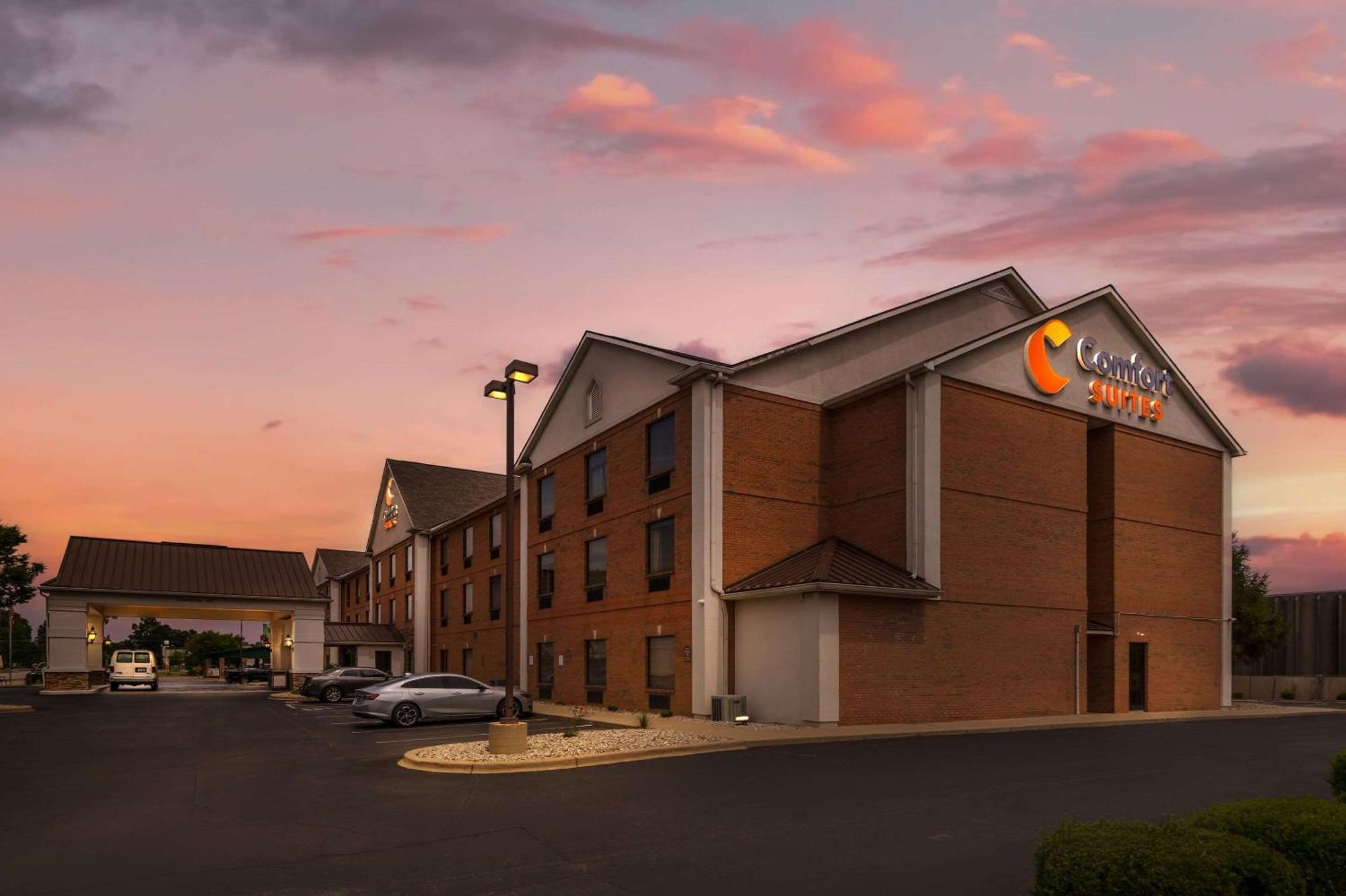 Comfort Suites Louisville Airport Exterior photo